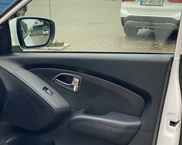 Хендай их35 2011 в Киеве на Automoto.ua Белый Хендай их35, объемом двигателя 2 л и пробегом 145 тыс. км за 11500 $, фото 24 на Automoto.ua