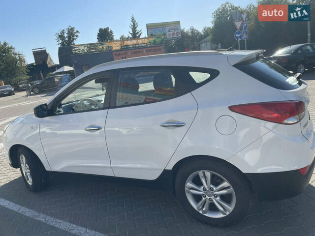 Белый Хендай их35, объемом двигателя 1.7 л и пробегом 198 тыс. км за 12500 $, фото 3 на Automoto.ua