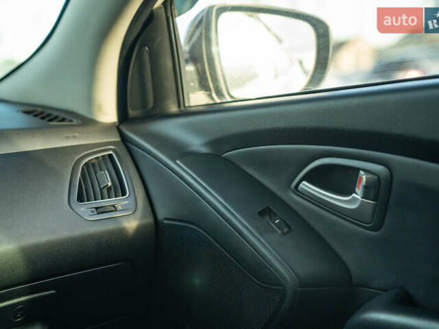 Белый Хендай их35, объемом двигателя 2 л и пробегом 300 тыс. км за 12900 $, фото 28 на Automoto.ua