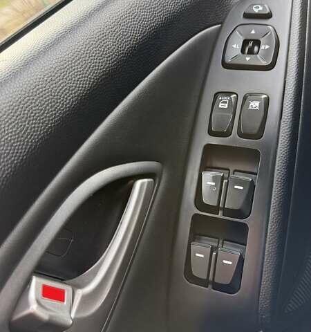 Белый Хендай их35, объемом двигателя 2 л и пробегом 235 тыс. км за 10999 $, фото 30 на Automoto.ua