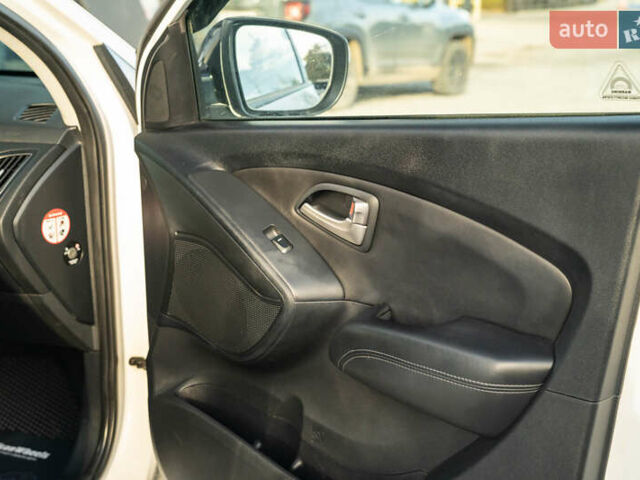 Белый Хендай их35, объемом двигателя 2 л и пробегом 300 тыс. км за 12900 $, фото 34 на Automoto.ua