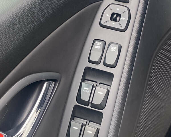 Белый Хендай их35, объемом двигателя 2 л и пробегом 145 тыс. км за 11500 $, фото 13 на Automoto.ua