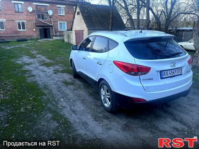 Белый Хендай их35, объемом двигателя 2 л и пробегом 208 тыс. км за 11500 $, фото 5 на Automoto.ua