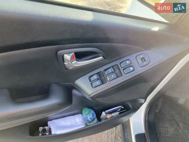 Белый Хендай их35, объемом двигателя 1.7 л и пробегом 215 тыс. км за 11300 $, фото 10 на Automoto.ua