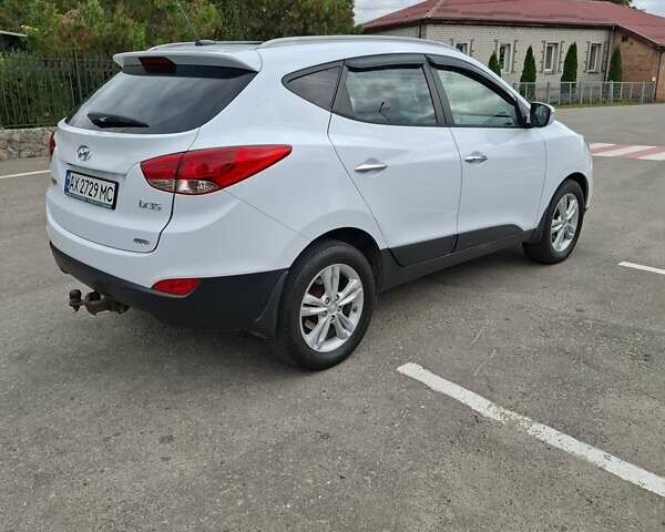 Белый Хендай их35, объемом двигателя 2 л и пробегом 184 тыс. км за 12400 $, фото 2 на Automoto.ua