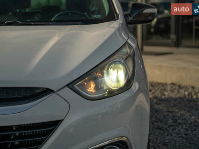 Белый Хендай их35, объемом двигателя 2 л и пробегом 300 тыс. км за 12900 $, фото 11 на Automoto.ua