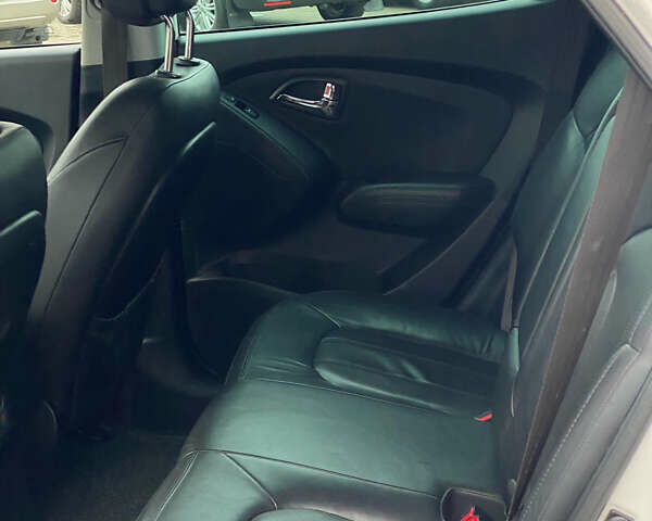 Белый Хендай их35, объемом двигателя 2 л и пробегом 145 тыс. км за 11500 $, фото 30 на Automoto.ua