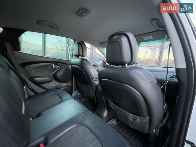 Белый Хендай их35, объемом двигателя 2 л и пробегом 179 тыс. км за 9300 $, фото 11 на Automoto.ua
