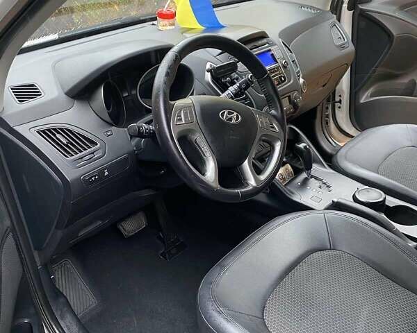 Белый Хендай их35, объемом двигателя 2 л и пробегом 37 тыс. км за 17000 $, фото 5 на Automoto.ua