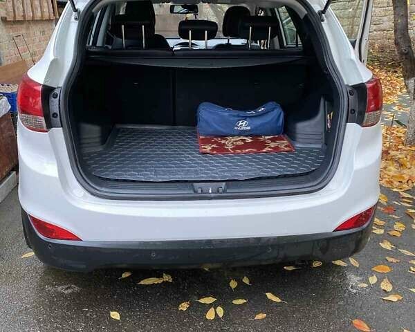 Белый Хендай их35, объемом двигателя 2 л и пробегом 37 тыс. км за 17000 $, фото 6 на Automoto.ua