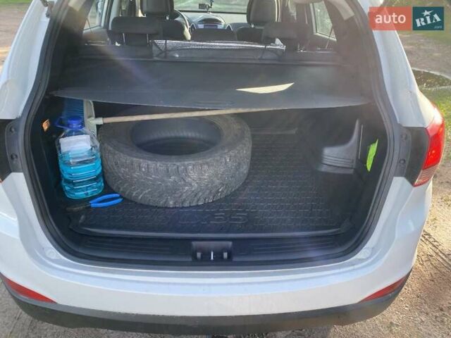 Белый Хендай их35, объемом двигателя 1.7 л и пробегом 215 тыс. км за 11300 $, фото 11 на Automoto.ua