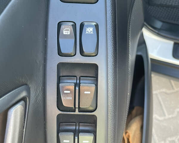 Белый Хендай их35, объемом двигателя 1.7 л и пробегом 198 тыс. км за 12500 $, фото 10 на Automoto.ua