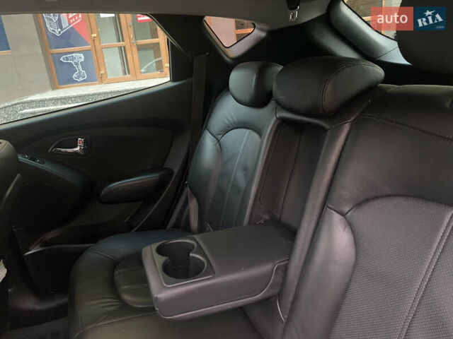 Белый Хендай их35, объемом двигателя 1.7 л и пробегом 255 тыс. км за 12200 $, фото 12 на Automoto.ua