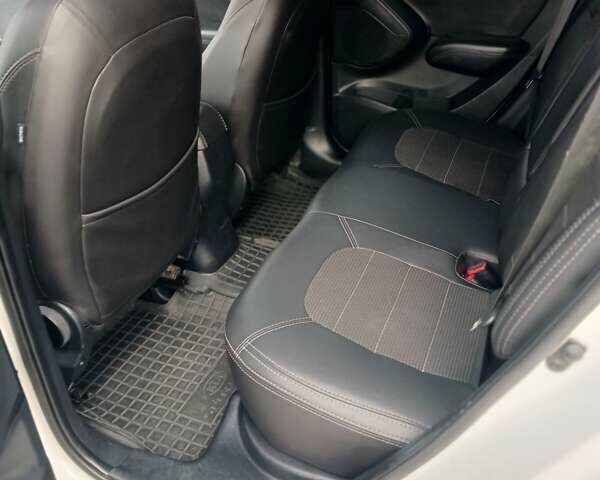 Белый Хендай их35, объемом двигателя 2 л и пробегом 202 тыс. км за 12200 $, фото 9 на Automoto.ua