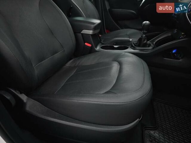 Белый Хендай их35, объемом двигателя 2 л и пробегом 211 тыс. км за 12999 $, фото 37 на Automoto.ua