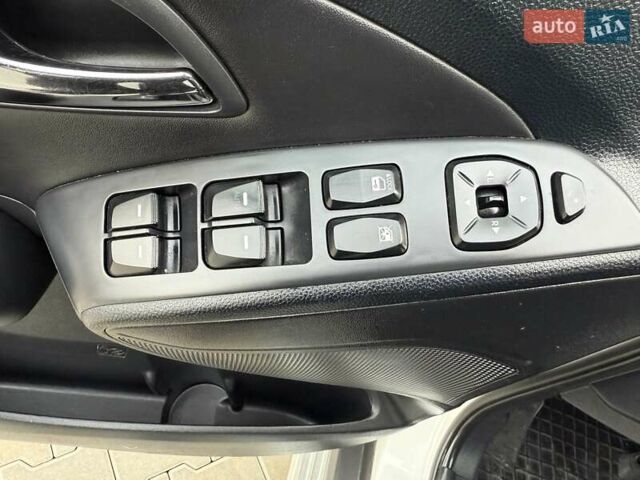 Білий Хендай іх35, об'ємом двигуна 2 л та пробігом 133 тис. км за 9600 $, фото 22 на Automoto.ua