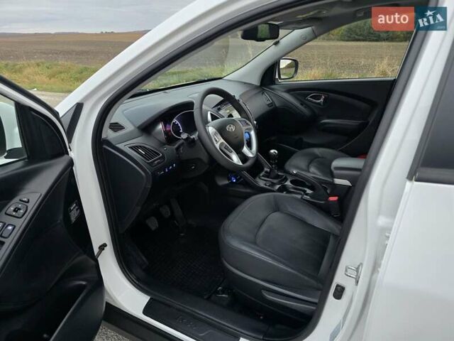 Белый Хендай их35, объемом двигателя 2 л и пробегом 211 тыс. км за 12999 $, фото 29 на Automoto.ua