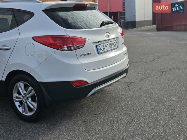 Белый Хендай их35, объемом двигателя 2 л и пробегом 137 тыс. км за 12600 $, фото 21 на Automoto.ua