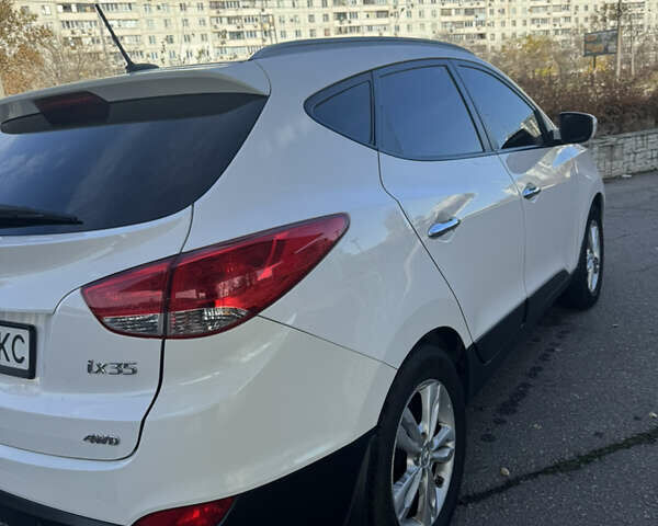 Белый Хендай их35, объемом двигателя 2 л и пробегом 157 тыс. км за 14000 $, фото 2 на Automoto.ua