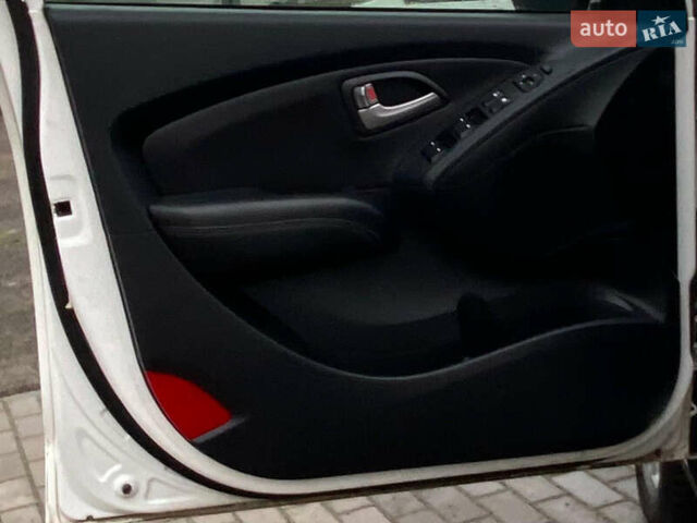 Белый Хендай их35, объемом двигателя 1.7 л и пробегом 204 тыс. км за 11500 $, фото 24 на Automoto.ua