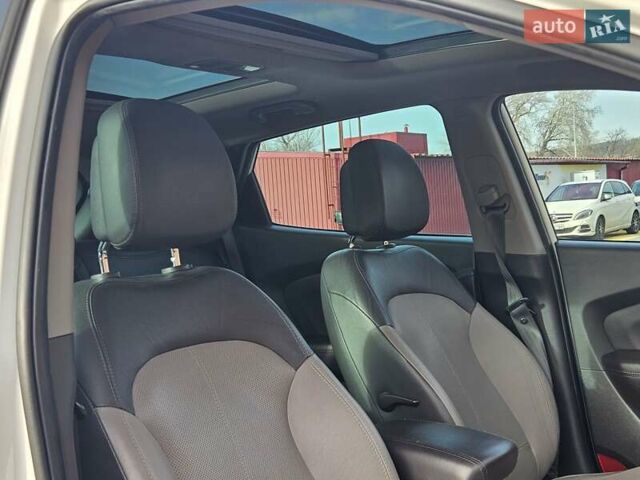 Белый Хендай их35, объемом двигателя 2 л и пробегом 137 тыс. км за 12600 $, фото 4 на Automoto.ua