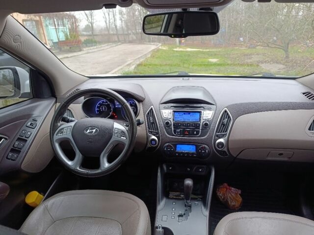 Белый Хендай их35, объемом двигателя 2 л и пробегом 144 тыс. км за 14100 $, фото 6 на Automoto.ua