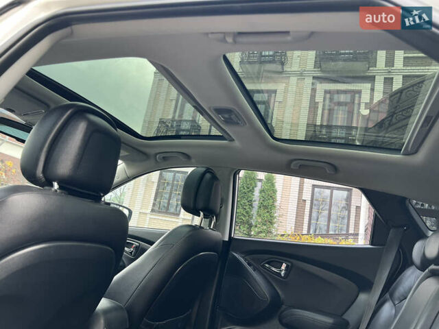 Белый Хендай их35, объемом двигателя 2 л и пробегом 172 тыс. км за 14900 $, фото 19 на Automoto.ua