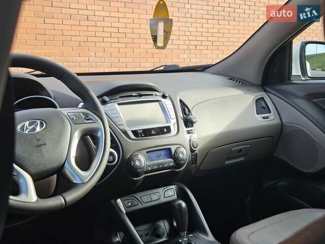 Белый Хендай их35, объемом двигателя 2 л и пробегом 137 тыс. км за 12600 $, фото 41 на Automoto.ua