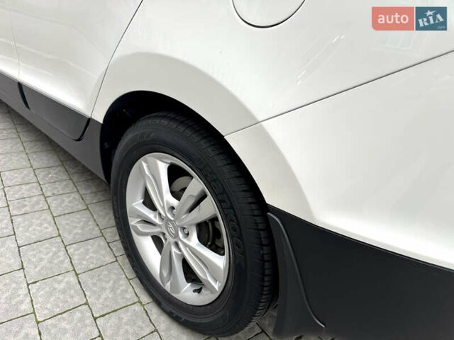 Белый Хендай их35, объемом двигателя 2 л и пробегом 178 тыс. км за 11900 $, фото 80 на Automoto.ua