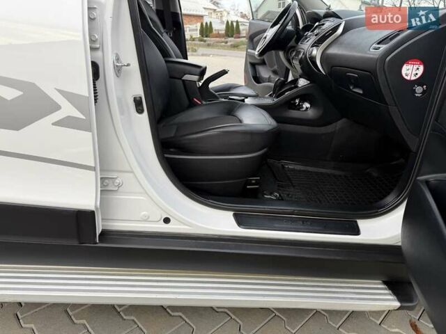 Білий Хендай іх35, об'ємом двигуна 2 л та пробігом 132 тис. км за 9999 $, фото 38 на Automoto.ua