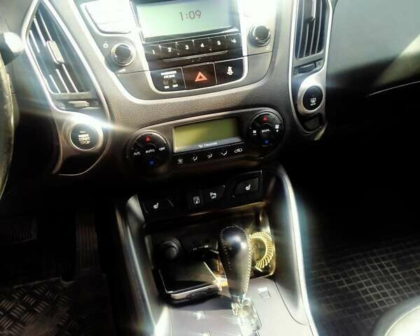 Белый Хендай их35, объемом двигателя 2 л и пробегом 129 тыс. км за 12000 $, фото 5 на Automoto.ua