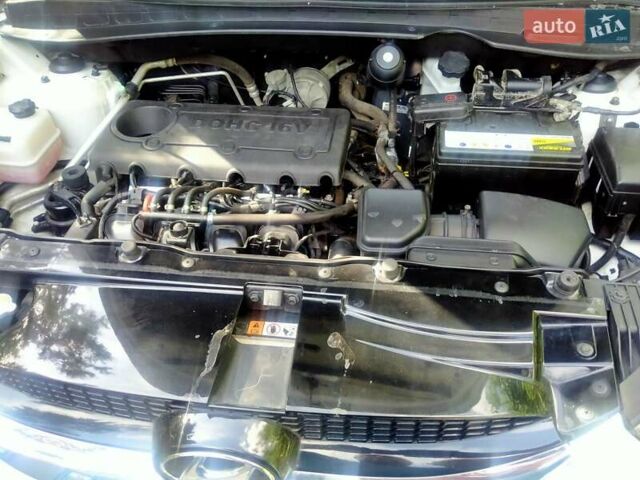 Белый Хендай их35, объемом двигателя 2 л и пробегом 129 тыс. км за 12000 $, фото 2 на Automoto.ua