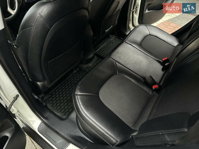 Белый Хендай их35, объемом двигателя 2 л и пробегом 178 тыс. км за 11900 $, фото 39 на Automoto.ua