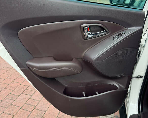 Білий Хендай іх35, об'ємом двигуна 2 л та пробігом 169 тис. км за 13800 $, фото 24 на Automoto.ua