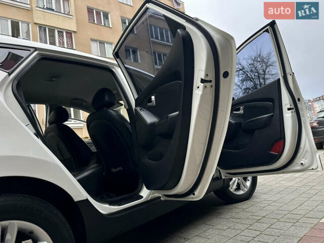 Белый Хендай их35, объемом двигателя 2 л и пробегом 178 тыс. км за 11900 $, фото 51 на Automoto.ua