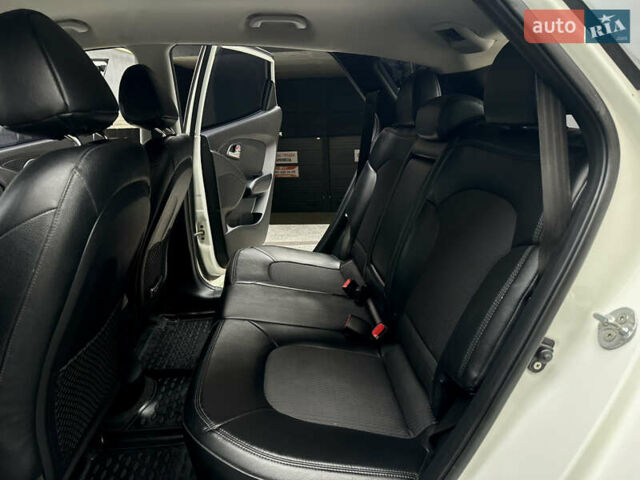 Белый Хендай их35, объемом двигателя 2 л и пробегом 178 тыс. км за 11900 $, фото 38 на Automoto.ua