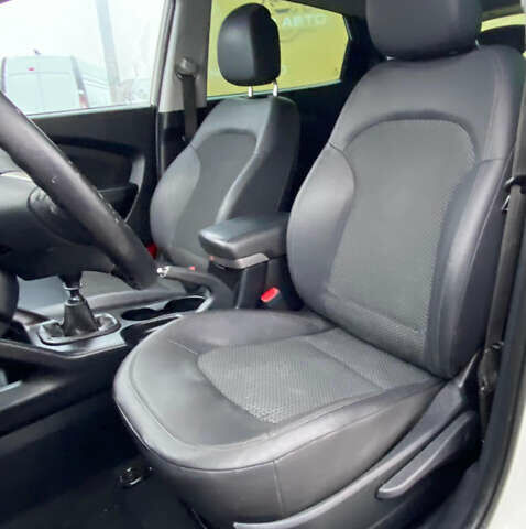 Белый Хендай их35, объемом двигателя 1.7 л и пробегом 204 тыс. км за 11500 $, фото 14 на Automoto.ua