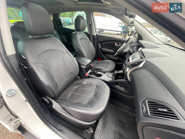 Белый Хендай их35, объемом двигателя 2 л и пробегом 240 тыс. км за 13400 $, фото 8 на Automoto.ua