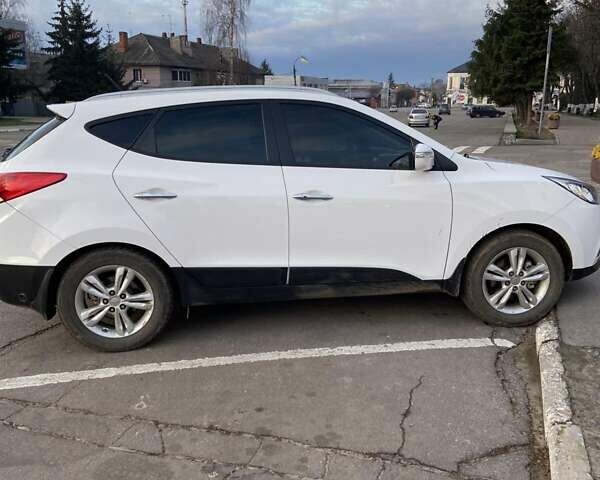 Белый Хендай их35, объемом двигателя 2 л и пробегом 144 тыс. км за 14100 $, фото 1 на Automoto.ua