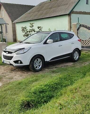 Белый Хендай их35, объемом двигателя 2 л и пробегом 90 тыс. км за 13888 $, фото 2 на Automoto.ua