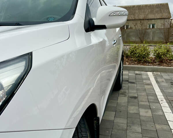 Белый Хендай их35, объемом двигателя 2 л и пробегом 168 тыс. км за 11800 $, фото 10 на Automoto.ua