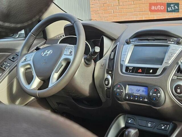 Белый Хендай их35, объемом двигателя 2 л и пробегом 137 тыс. км за 12600 $, фото 6 на Automoto.ua