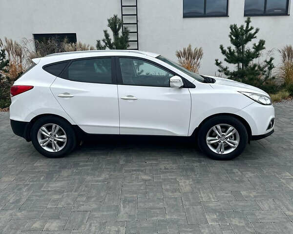 Белый Хендай их35, объемом двигателя 2 л и пробегом 241 тыс. км за 11800 $, фото 1 на Automoto.ua