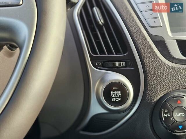 Белый Хендай их35, объемом двигателя 2 л и пробегом 137 тыс. км за 12600 $, фото 14 на Automoto.ua