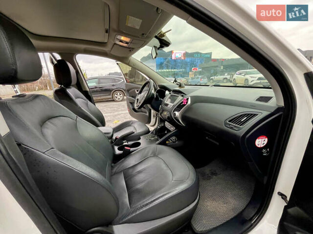 Белый Хендай их35, объемом двигателя 2 л и пробегом 168 тыс. км за 11800 $, фото 18 на Automoto.ua