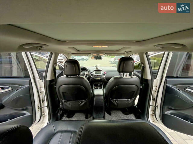 Белый Хендай их35, объемом двигателя 2 л и пробегом 168 тыс. км за 11800 $, фото 19 на Automoto.ua