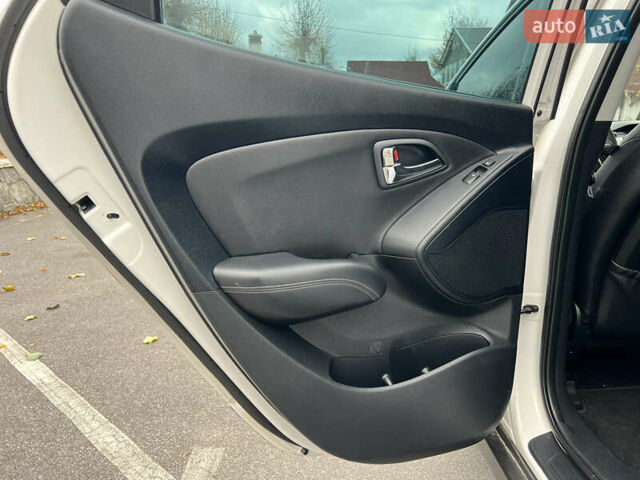 Белый Хендай их35, объемом двигателя 2 л и пробегом 172 тыс. км за 14900 $, фото 8 на Automoto.ua
