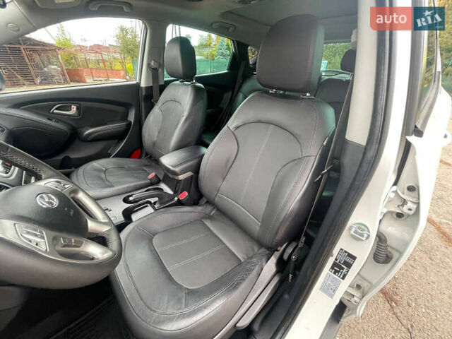 Белый Хендай их35, объемом двигателя 2 л и пробегом 240 тыс. км за 13400 $, фото 6 на Automoto.ua