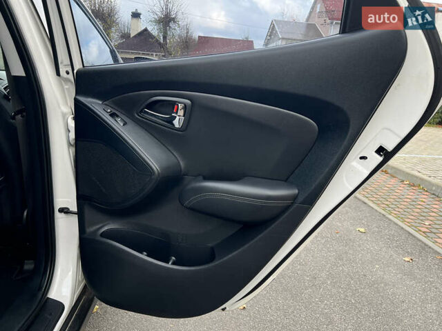 Белый Хендай их35, объемом двигателя 2 л и пробегом 172 тыс. км за 14900 $, фото 10 на Automoto.ua