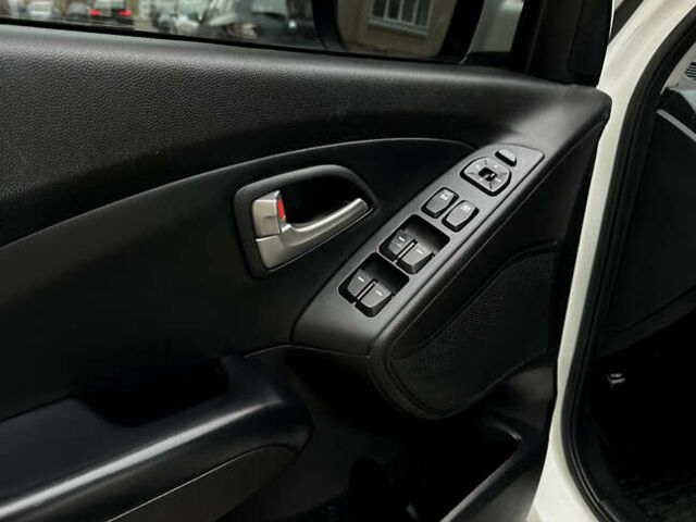 Белый Хендай их35, объемом двигателя 2 л и пробегом 178 тыс. км за 11900 $, фото 20 на Automoto.ua